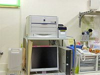 インターネット経由でデータを受け取る検査依頼報告システム。右上は、電子カルテと連動した採血ラベルのプリンタ