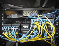 Cap：大坂開発オフィスに設置されたRTX1200とSWX2200-24G色分けされたLANケーブルで配線を二重化