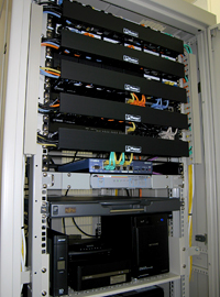 RTX1200やSWX2200などが収められたサーバールームのラック